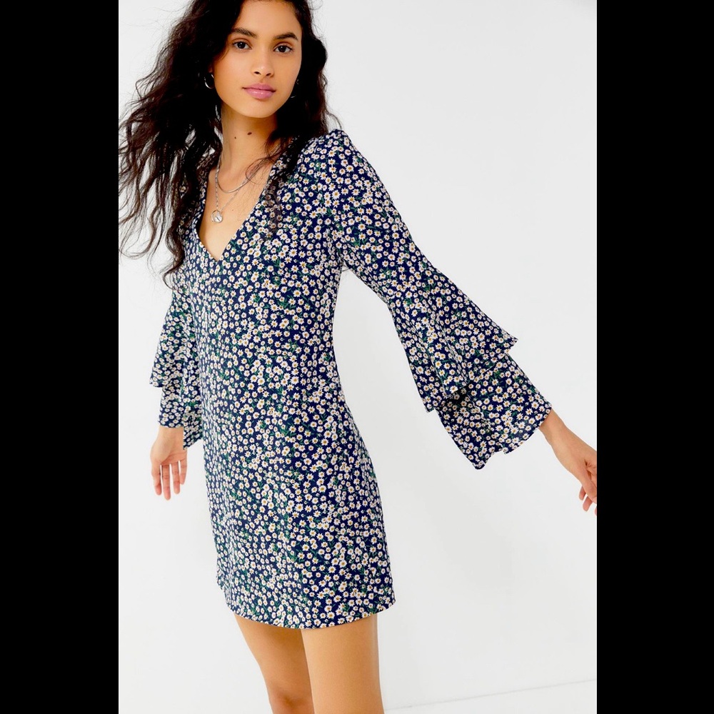 UO Ditsy Daisy Bell Sleeve Dress (XS)